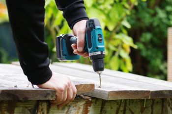 Drilling screw into wood